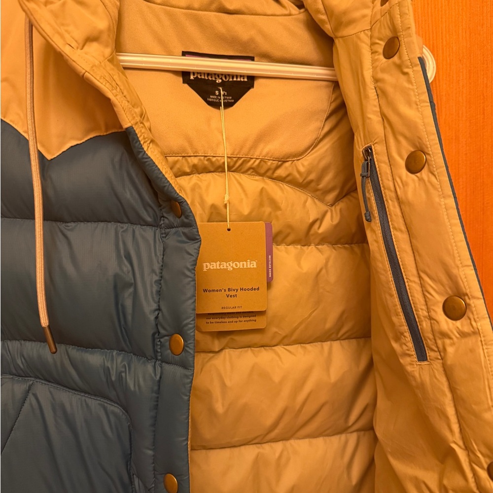 Patagonia NWT Women's Bivy Hooded Vest Blue and Tan Hooded Puffer Vest - Picture 3 of 10